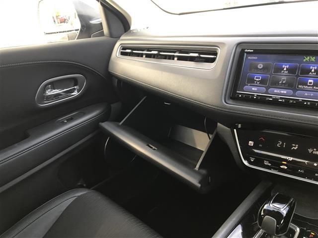 【グローブボックス】車検証ケースや、日頃使う小物類の収納に便利ですね！