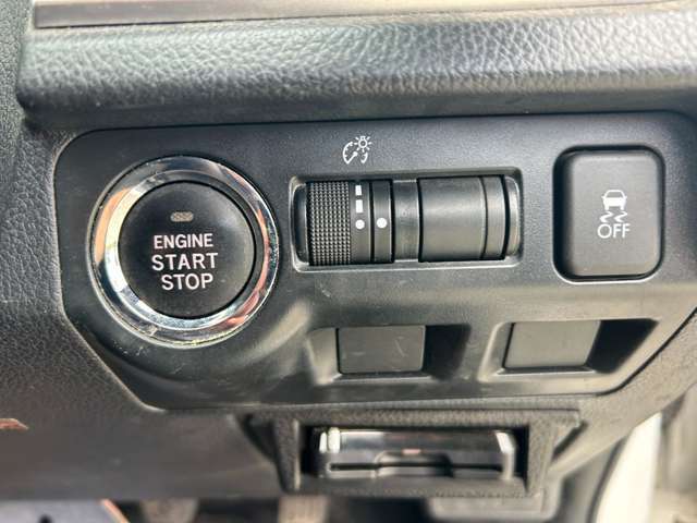 発進時や駐車時はスイッチ一つでエンジン始動・ストップが可能です。