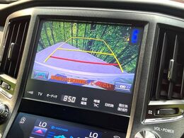 【バックカメラ】駐車時に後方がリアルタイム映像で確認できます。大型商業施設や立体駐車場での駐車時や、夜間のバック時に大活躍！運転スキルに関わらず、今や必須となった装備のひとつです！