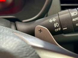 【パドルシフト】高速道路走行時など、エンジンブレーキを使用する際にはお手元で簡単にシフトダウン出来ます。