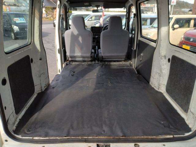シートを倒すとフラットになりスペースが広がり、より多くの荷物を積むことができます。大きな荷物もラクラク収納☆