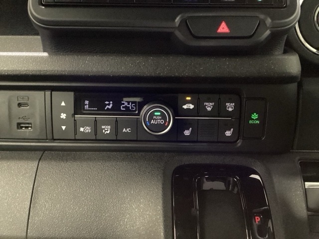 運転席のシートヒーターで寒い日もすぐに温かくなり快適に過ごせます。2段階の温度調整が可能です。