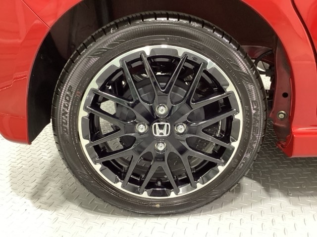 純正アルミホイールです。足元が引き立つので、車全体のイメージがアップしますよ！