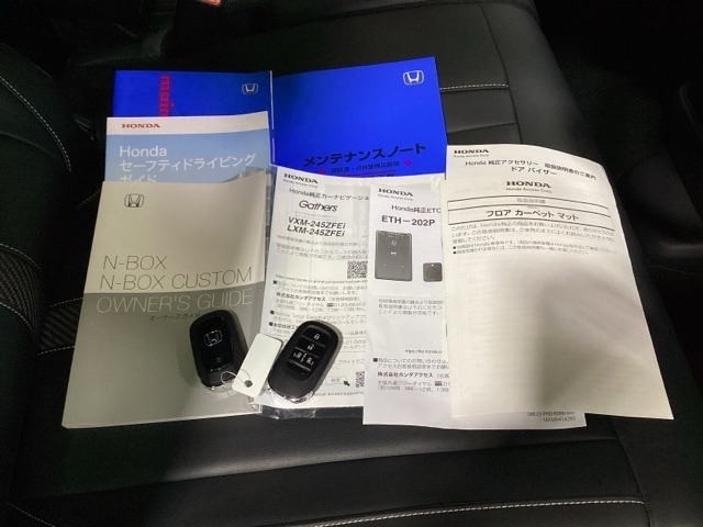 メンテナンスノート【点検整備記録簿・保証書】、取説も揃ってます。スマートキーはバッグなどにしまったままボタン操作でエンジンの始動・停止ができて大変便利です。
