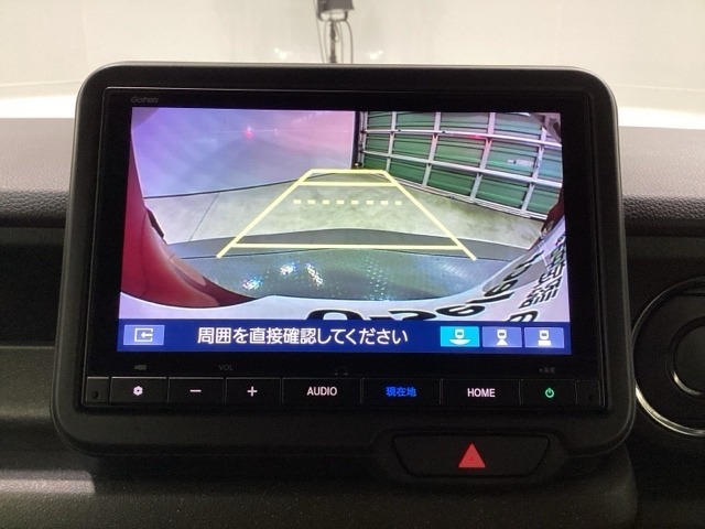 ガイド線表示機能付きのバックカメラで、バックでの車庫入れも安心です。