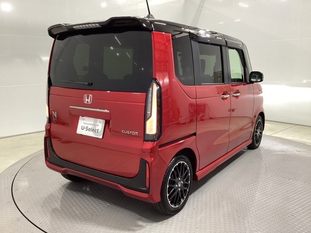 プライバシーガラスが装備されています。外を見るときには気にならずに、後方車両からは車内が見えにくい設計です。