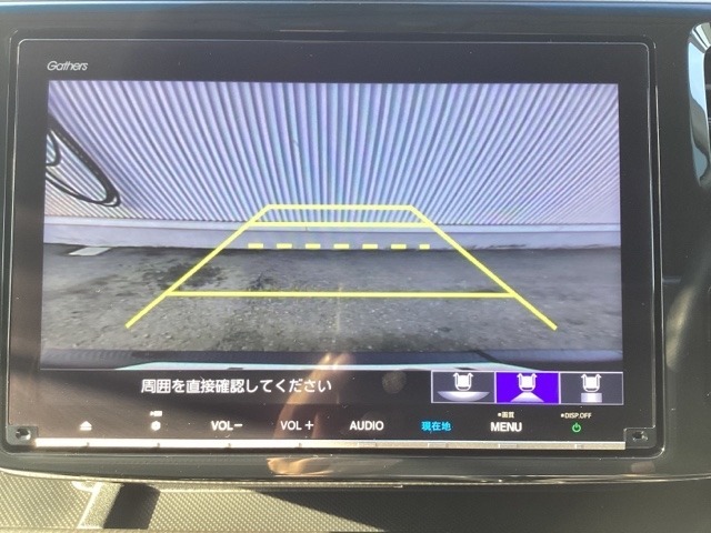 バックでの車庫入れも安心です！　リアカメラが付いているバックモニター付のナビを装備しております。操作線もついており距離感も画面から確認できます。