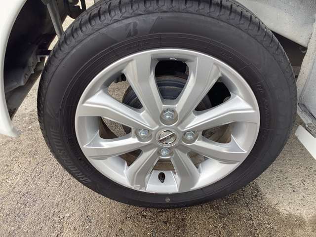 純正アルミホイールを装着しています。安全運転で楽しいドライブを。