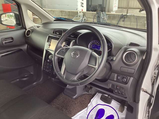 快適に運転できるドライブポジション！運転席シートリフターとシートスライドで、無理のない運転姿勢がとれます。
