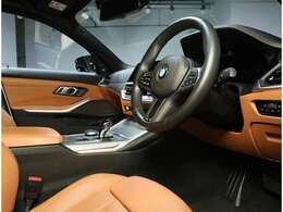 BMW認定中古車は360°チェックリストに従い徹底的にチェック。エンジンやトランスミッション、電気系統やコンピュータ・システムなどを詳細に点検。交換基準に達した部品は整備した後にご納車いたします。