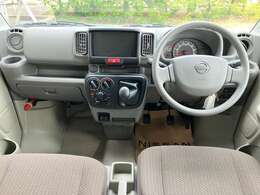 使いやすく安全な操作性と良好な視界を実現した運転席