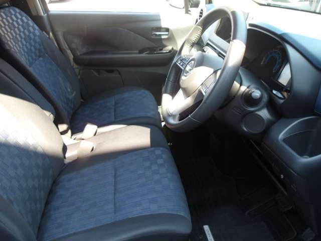 運転席は広々としていて、ゆったりと運転をお楽しみいただくことができますよ。