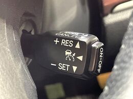 【レーダークルーズコントロール】高速道路での長距離走行が楽に！！自動で速度を保つクルーズコントロールが、衝突軽減システムと連携し、前方の車両を感知して車間を保つように速度調節してくれます！！