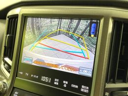 【バックカメラ】駐車時に後方がリアルタイム映像で確認できます。大型商業施設や立体駐車場での駐車時や、夜間のバック時に大活躍！運転スキルに関わらず、今や必須となった装備のひとつです！