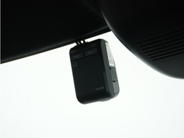 ◆ドライブレコーダー◆映像・音声などを記録する自動車用の装置です。　もしもの事故の際の記録はもちろん、旅行の際の思い出としてドライブの映像を楽しむことができます。