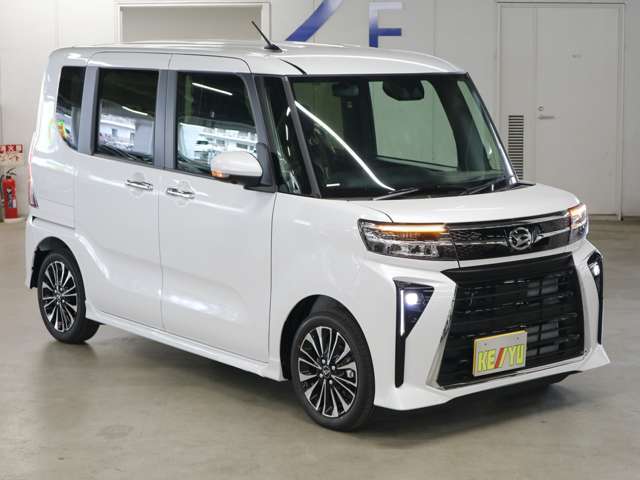 雨が降ってもゆったりと車選びができる全天候型立体展示場！エスカレーター完備！