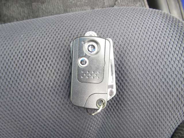 便利なスマートキー付きです。ボタン1つで施錠と解錠、カギを持ったままでエンジンかけられます！