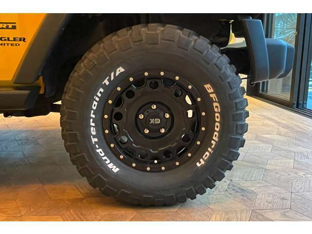 BFGoodrich MudTerrain T/AにKMC Holeshot XD17インチアルミを装着！純正ホイールもありますよ。