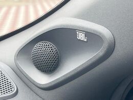 【JBLサウンドシステム】メーカーオプションの高品位サウンドシステムを搭載。専用のチューニングが施された大小様々なスピーカーから良質なサウンドが奏でられ、臨場感あふれる音響空間を演出します。