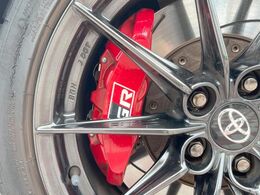 【GRキャリパー】ハイパワー車両には強力なブレーキが必須！世界のスーパーカーにも採用されるイタリアの高級メーカー「ブレンボ」を装着！色鮮やかなキャリパーがスポーティな印象を引き立てます♪