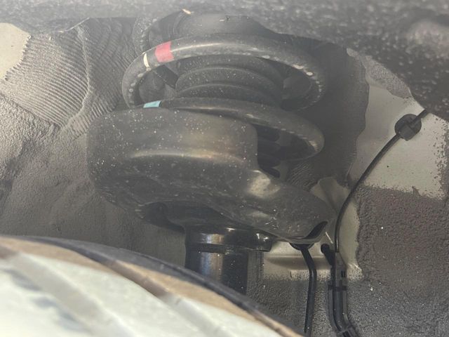 お車を安心してお乗りいただく為には、足回りの定期点検が欠かせません。サービスサポート（有償保証）では無料点検もご提供しており、安心のカーライフをお過ごしいただけるサポート体制が整っています。