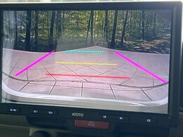 【バックカメラ】駐車時に後方がリアルタイム映像で確認できます。大型商業施設や立体駐車場での駐車時や、夜間のバック時に大活躍！運転スキルに関わらず、今や必須となった装備のひとつです！