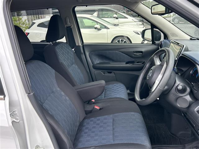【運転席】座り心地が良いシートなので長時間の運転でも快適にお過ごしいただけます。新品のフロアマットのご注文も可能です。掲載箇所以外にご希望の写真がございましたらお気軽にお問い合わせ下さい。