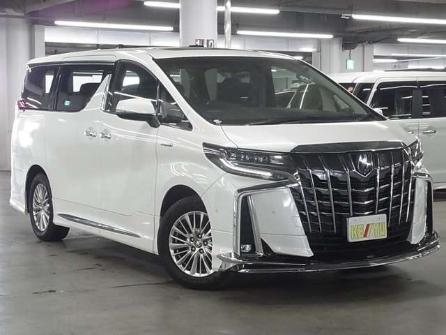 雨が降ってもゆったりと車選びができる全天候型立体展示場！エスカレーター完備！