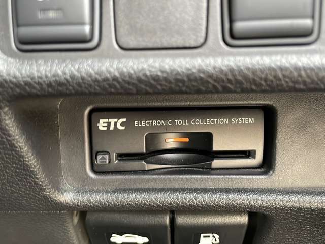 【ETC】有料道路を利用する際に料金所で停止することなく通過できる、ETC車載器（ノンストップ自動料金収受システム機器）が装備されています。セットアップを行うことで利用可能になります。