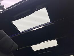 【左右独立ムーンルーフ】2列目左右席にそれぞれ配置されたガラスルーフ！日差しに合わせて片側だけシェードを閉めることも可能です！