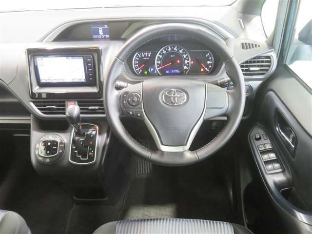 スイッチ類が使いやすく配置された、機能的なデザインのコックピット。