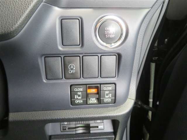 プッシュスタートスイッチでエンジン始動。スマートキーがあれば、ドアロックの操作も遠隔で行えます。