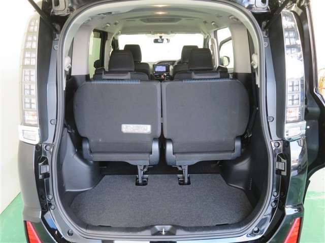 シートアレンジで広々使えるラゲッジスペース。たくさん荷物を載せる時、大人数で乗車する時で使い分け可能です☆