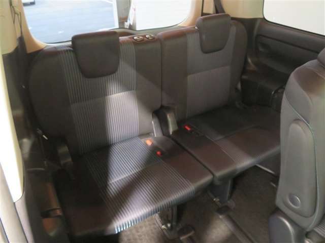 三列目シートを搭載。大人数でお出かけする時に助かりますね！