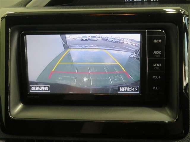 車両後方の映像を映すバックモニター。進路を確認しながら安全に車庫入れできます。