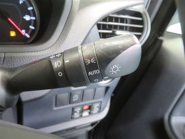 「オートライト」をONにすれば、暗い場所で自動的にヘッドライトが点灯します！