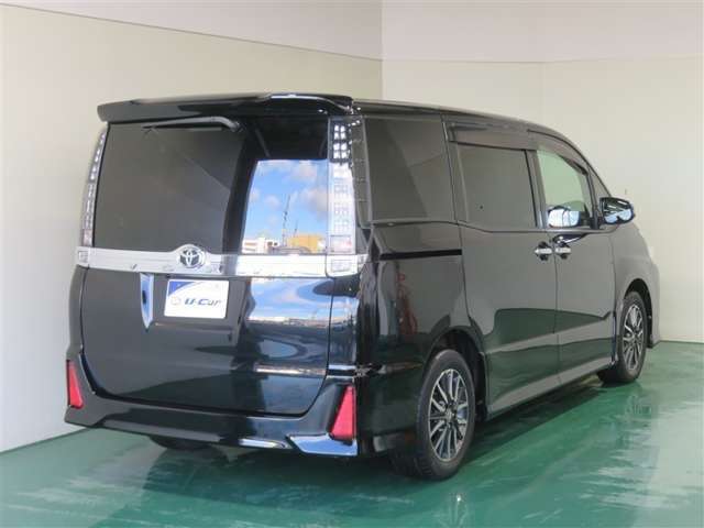 室内が広く、多人数での乗車が可能。積載能力にも優れたクルマです。