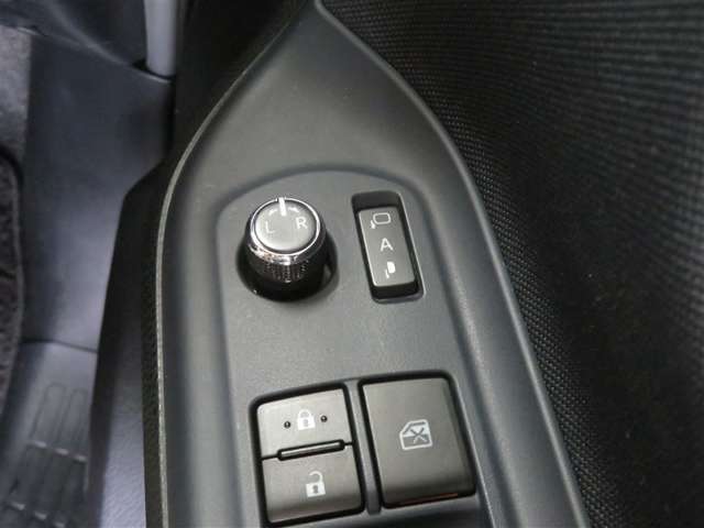 電動格納ミラー！ スイッチひとつでミラーを畳めます。