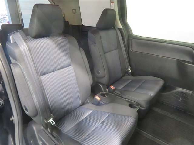 足元のスペースが広く、ゆったりくつろげるセカンドシート。