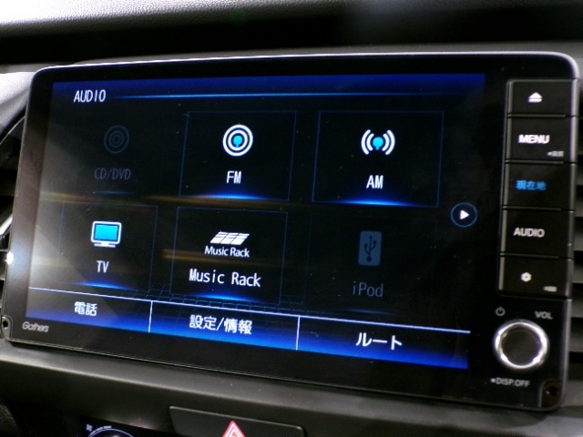 CD、DVD、Bluetooth、AM、FM、AUX、スマートフォン接続ができます。