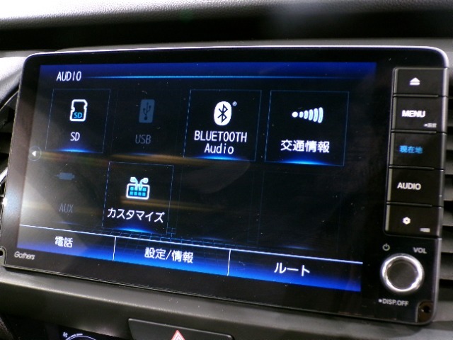 CD、DVD、Bluetooth、AM、FM、AUX、スマートフォン接続ができます。