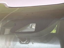 【ホンダセンシング】走行中に前方の車両等を認識し、衝突しそうな時は警報とブレーキで衝突回避と被害軽減をアシスト。より安全にドライブをお楽しみいただけます。