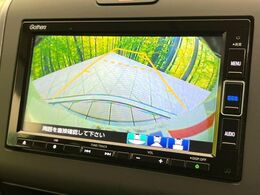 【バックカメラ】駐車時に後方がリアルタイム映像で確認できます。大型商業施設や立体駐車場での駐車時や、夜間のバック時に大活躍！運転スキルに関わらず、今や必須となった装備のひとつです！