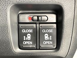 【両側パワースライドドア】スマートキーや運転席のスイッチで後席両側スライドドアの開閉が可能♪電動だから力を入れてドアを開ける必要が無く、小さなお子様でも簡単に開け閉めでき快適です♪