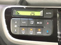 【オートエアコン】一度お好みの温度に設定すれば、車内の温度を検知し風量や温度を自動で調整。暑い…寒い…と何度もスイッチ操作をする必要はありません。快適な車内空間には必須の機能ですね♪