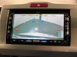 リバースギアに入れるだけで後方の表示へ切り替わります。夜間や雨の日の駐車も楽になりますよ。