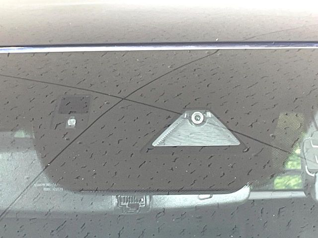 【i-ACTIVESENSE】走行中に前方の車両等を認識し、衝突しそうな時は警報とブレーキで衝突回避と被害軽減をアシスト。より安全にドライブをお楽しみいただけます。