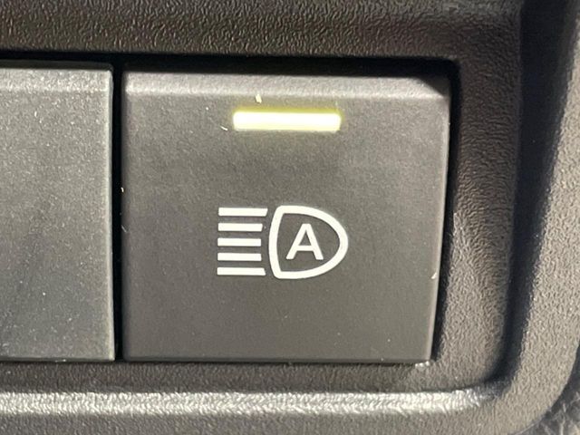 【アダプティブハイビーム】遠くまで明るく照らすハイビームを先行車や対向車に照射しない様、自動で調整！毎回手動で切り替える必要がなく、夜間走行時のストレスも軽減。安全性向上にも寄与します。