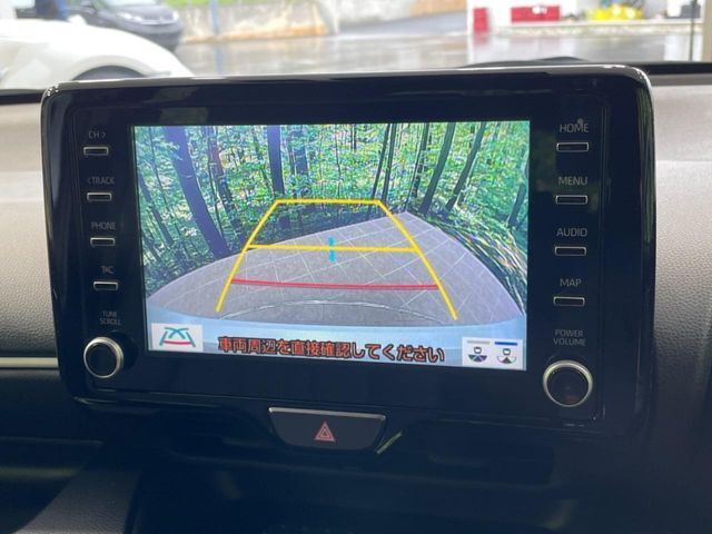 【バックカメラ】駐車時に後方がリアルタイム映像で確認できます。大型商業施設や立体駐車場での駐車時や、夜間のバック時に大活躍！運転スキルに関わらず、今や必須となった装備のひとつです！