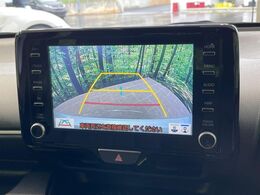 【バックカメラ】駐車時に後方がリアルタイム映像で確認できます。大型商業施設や立体駐車場での駐車時や、夜間のバック時に大活躍！運転スキルに関わらず、今や必須となった装備のひとつです！
